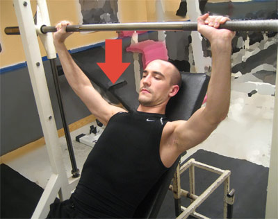 1. Bänkpress på snedbänk - För ner skivstången till övre delen av bröstet