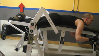 2. Liggande lårcurl - Ligg med magen neråt och ta tag i maskinens handtag. Benen ska sedan lyftas upp mot rumpan.