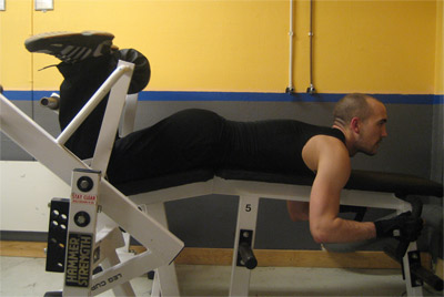 3. Liggande lårcurl - Fullborda rörelsen genom att föra fötterna mot rumpan. Sänk sedan fötterna igen i samma takt som du förde upp fötterna.